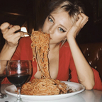 carolinevreeland OnlyFans Leaks 

 profile picture